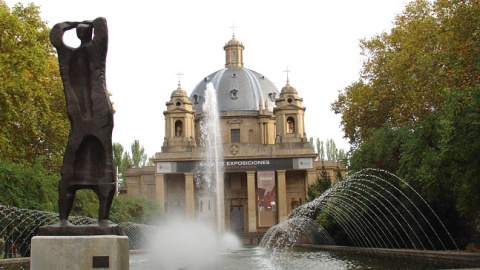 El Monumento a los Caídos alberga los restos enterrados de los generales golpistas Emilio Mola y José Sanjurjo.