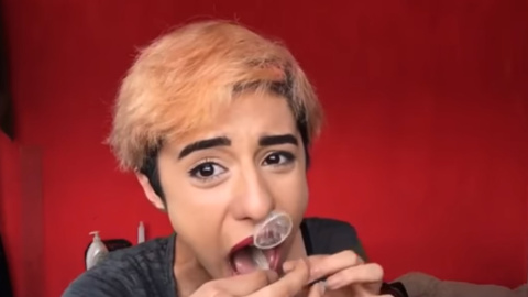 Una youtuber realizando el reto de inhalar un condón. YOUTUBE