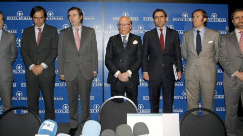 José María Ruiz Mateos, acompañado de sus hijos, cuando anunció el concurso de acreedores de sus empresas, en 2011. EFE