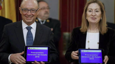 El ministro de Hacienda, Cristóbal Montoro, entrega a la presidenta del Congreso, Ana Pastor, el proyecto de Presupuestos Generales del Estado para 2018.| CHEMA MOYA (EFE)