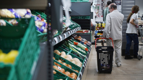 Una persona hace la compra en Madrid, a 3 de octubre de 2024.