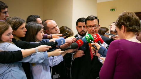 El ministro de Economía, Román Escolano, contesta a los medios tras su comparecencia en el Congreso de los Diputados.