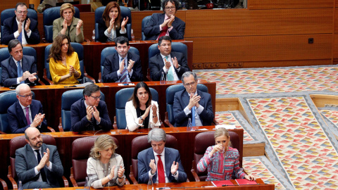 Los diputados del PP en la Asamblea de Madrid aplauden a la presidenta madrileña, Cristina Cifuentes, tras su intervenciñon en el pleno sobre las supuestas irregularidades de su máster. EFE/ Víctor Lerena