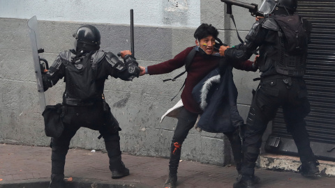 Un manifestante es detenido por miembros de las fuerzas de seguridad durante una protesta contra las medidas de austeridad del presidente de Ecuador, Lenin Moreno, en Quito, Ecuador, 8 de octubre de 2019. REUTERS / Carlos Garcia Rawlins