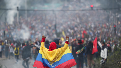 Un manifestante sostiene una bandera ecuatoriana durante una protesta contra las medidas de austeridad del presidente de Ecuador, Lenin Moreno, en Quito, Ecuador, 8 de octubre de 2019. REUTERS / Ivan Alvarado