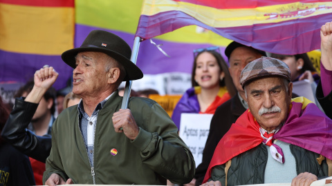 Dos hombres durante las manifestaciones por el aniversario de la proclamación de la Segunda República en Madrid, a 14 de abril de 2023.