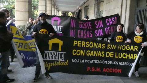 Varias personas protestan contra el encarcelamiento de los seis de la Macarena, frente al juzgado de Sevilla-. APDHA