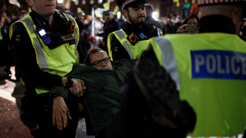 Un manifestante es detenido durante una manifestación de en Whitehall en Londres, Gran Bretaña, el 8 de octubre de 2019. REUTERS / Henry Nicholls