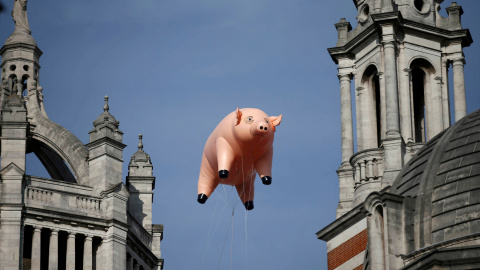 Un globo con forma de cerdo de la banda Pink Floyd flota sobre el Museo Victoria y Albert para promover "La Exposición de Pink Floyd: los restos mortales". REUTERS/Peter Nicholls