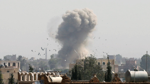 El humo y los escombros emanan desde el lugar donde se ha producido un ataque aéreo saudí en Sanaa, Yemen. REUTERS/Khaled Abdullah