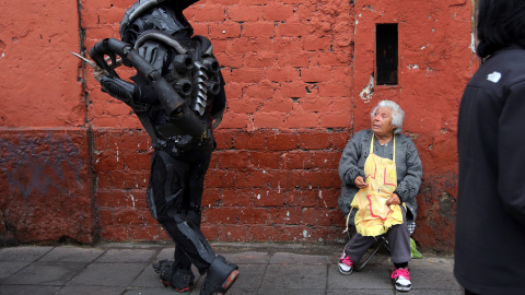 Una persona vestida con el traje de una película camina cerca de la iglesia de Santa Rosa durante las celebraciones del aniversario de Santa Rosa de Lima, patrona de América Latina y Filipinas, en Lima, Perú. REUTERS/Mariana Bazo