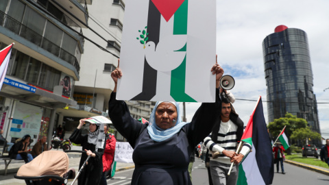 Personas se congregan en una manifestación para conmemorar los seis meses del inicio de la guerra en Gaza en Quito (Ecuador).