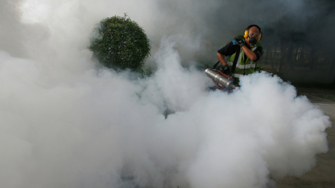 Un trabajador empaña las áreas comunes de una urbanización pública en un área donde los casos de transmisión local Zika fueron descubiertos en Singapur. REUTERS/Edgar Su