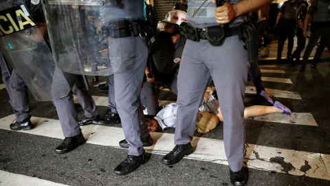 Una mujer es detenida por la policía antidisturbios durante una manifestación de partidarios de la presidenta suspendida de Brasil, Dilma Rousseff, en Sao Paulo, Brasil. REUTERS/Nacho Doce