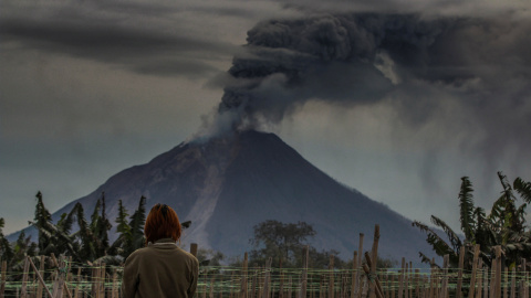 El monte Sinabung escupe cenizas volcánicas durante una erupción en Karo, Sumatra del Norte, Indonesia. REUTERS