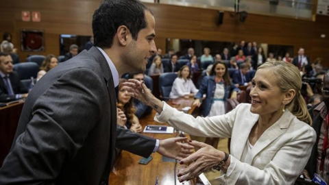 El portavoz de Ciudadanos, Ignacio Aguado, y la presidenta de la Comunidad de Madrid, Cristina Cifuentes / EFE