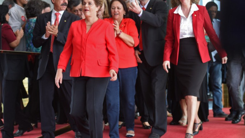 Dilma Rousseff, acompañada por varios compañeros, antes de dar su discurso tras ser destituida. - AFP