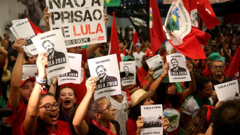 Simpatizantes del expresidente Luiz Inácio Lula da Silva siguen hoy, miércoles 4 de marzo de 2018, desde la sede del sindicato de los metalúrgicos el análisis de la Corte Suprema de si le concede o no un "habeas corpus" al expresidente, en 