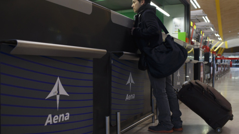 Mostrador de Aena en el Aeropuerto Adolfo Suárez-Barajas. REUTERS