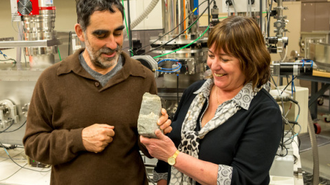 Los investigadores Allen Nutman (izquierda) y Vickie Bennet (derecha) con un ejemplar de un estromatolito de 3.700 años. / Yuri Amelin