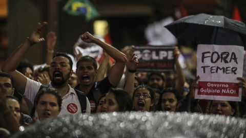 Manifestantes protestan contra la destitución de la expresidenta brasileña Dilma Rousseff. - EFE