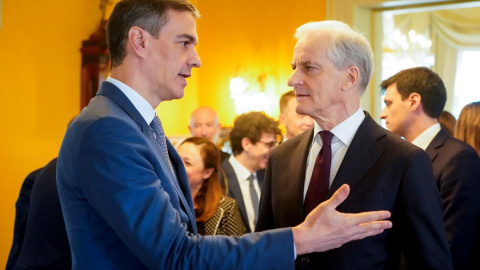 Pedro Sánchez departe con el primer ministro noruego, Jonas Gahr Stoere, tras una reunión bilateral en Oslo, a 12 de abril de 2024.