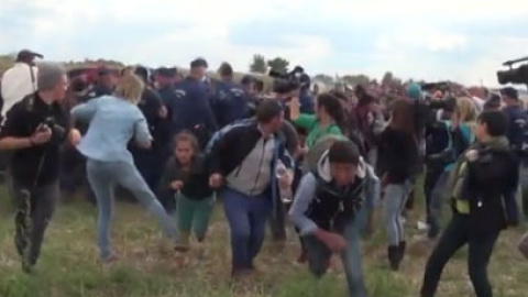 Una de las patadas que la reportera da a una niña refugiada mientras su padre y ella intentan huir de la Policía.