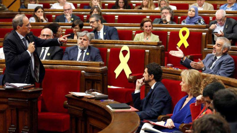 El presidente de la Generalitat, Quim Torra, responde a una pregunta del presidente del grupo parlamentario de Ciudadanos, y líder de la oposición, Carlos Carrizosa, a la derecha.(EFE)