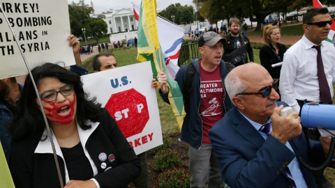 Varios manifestantes han protestado frente a la Casa Blanca por la retirada de las tropas estadounidenses. / Reuters