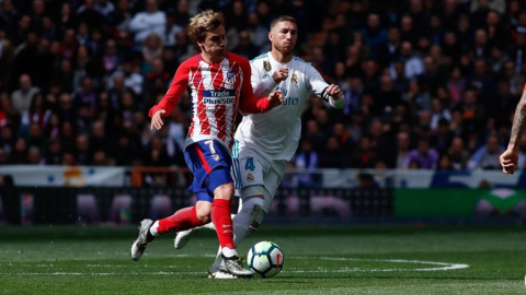 Griezmann y Sergio Ramos pugnan por el balón durante el encuentro. EUROPA PRESS.