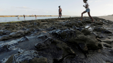 La arena lucía negra estos días en playas como esta en Couripe, en el estado de Alagoas. / Reuters