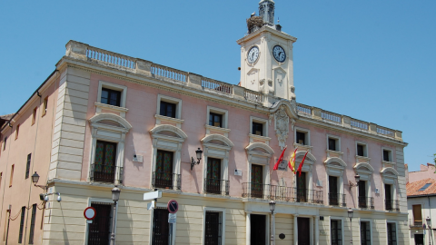 Fachada principal del Ayuntamiento de Alcalá de Henares (Madrid).