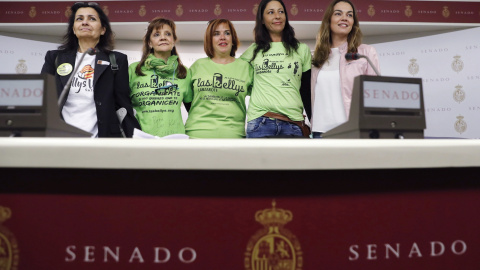 La portavoz territorial de 'Las Kellys' de Lanzarote, Myriam Barros (2d), junto a la parlamentaria de Nueva Canarias, María José López (d), momentos previos a la rueda de prensa que han dado en el Senado, para explicar las reivindicaciones 