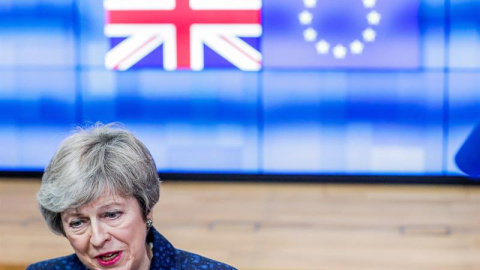 07/02/2019.- La primera ministra británica, Theresa May, conversa con los medios a su salida de una reunión que celebró este jueves con el presidente del Consejo Europeo, Donald Tusk, en Bruselas, Bélgica. EFE/ Stephanie Lecocq