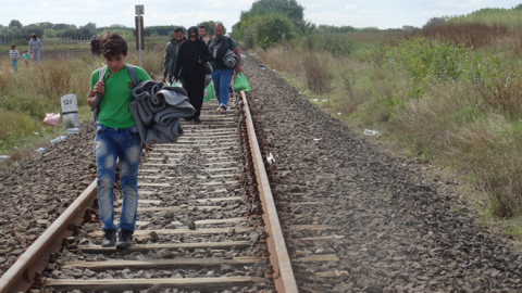 Familias de refugiados llegan a Hungría por las vías del tren. / CORINA TULBURE