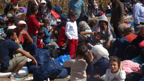 Familias acampadas en la frontera búlgara. / CORINA TULBURE