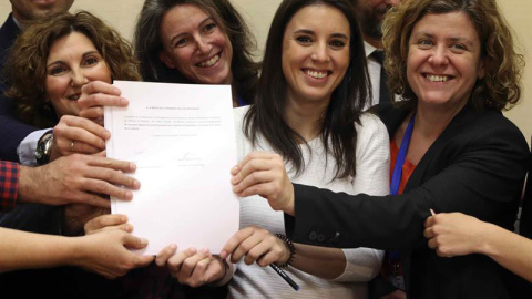 La portavoz de Unidos Podemos en el Congreso, Irene Montero, registra, junto a varias compañeras de partido, una Proposición de Ley para regular los alquileres abusivos, hoy en el Congreso. | J.J. GUILLÉN (EFE)