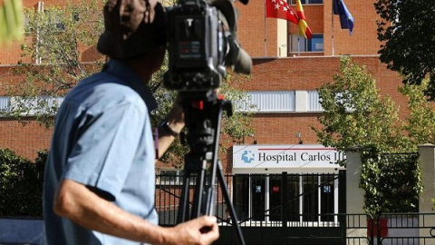 La enfermera está ingresada en la Unidad de Aislamiento del Hospital La Paz-Carlos III, de Madrid. / EFE