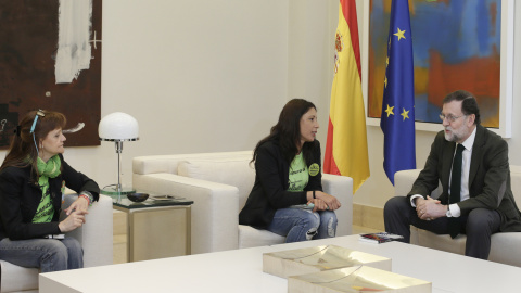 El presidente del Gobierno, Mariano Rajoy, recibe en el Palacio de la Moncloa a una delegación del colectivo "Las Kellys", que representa a las camareras de piso.