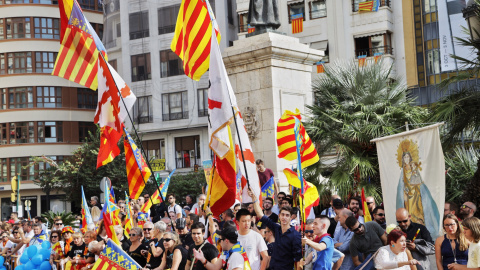 09/10/2019 - Personas durantela Procesión Cívica tras la bajada de la Real Senyera en conmemoración de la entrada en Valencia del Rey Jaume I./ EUROPA PRESS (Enrique Palomares)