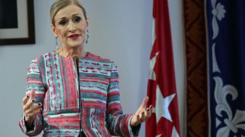 La presidenta madrileña, Cristina Cifuentes, durante la rueda de prensa ofrecida al final del pleno extraordinario de la Asamblea de Madrid. EFE/Zipi