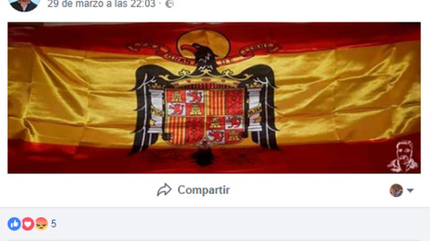 Foto con la bandera franquista que el alcalde de Tormos colgó en su perfil de Facebook en Jueves Santo.