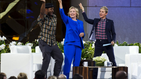 Hillary Clinton, en un momento del programa de Ellen Degeneres junto a la presentadora y al DJ 'Twitch'. - REUTERS