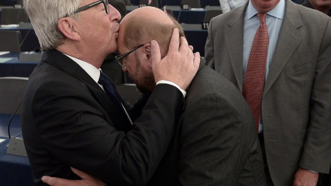 Juncker saluda a Martin Schulz, presidente del Parlamento Europeo. - AFP