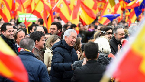 El escritor peruano Mario Vargas Llosa asiste a la concentración en Colón- Fernando Villar (EFE)