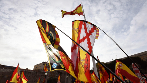 Banderas en plaza de Colón.Víctor Lerena (EFE)