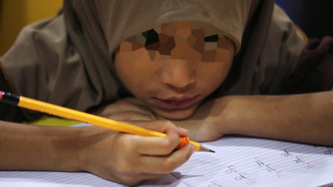 Foto de archivo de una alumna en una clase de Kajang. / REUTERS