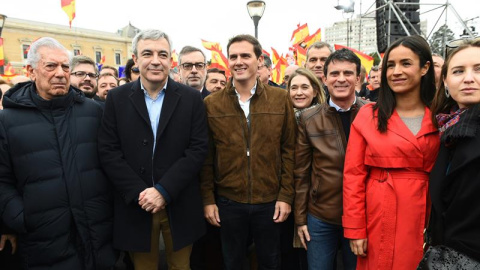 El líder de Ciudadanos, Albert Rivera, junto al escritor Mario Vargas Llosa, el candidato a la alcaldía de Barcelona, Manuel Valls, y la portavoz de Ciudadanos en el Ayuntamiento de Madrid, Begoña Villacís. Fernando Villar (EFE)