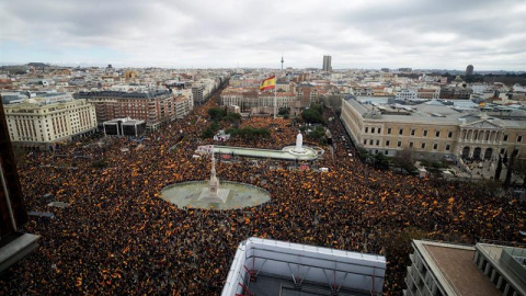 Vista general de la concentración convocada por PP, Ciudadanos y VOX. Luca Piergiovanni (EFE)