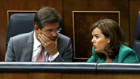 Soraya Sáenz de Santamaría conversa con Rafael Catalá en el Congreso. EFE/Sergio Barrenechea